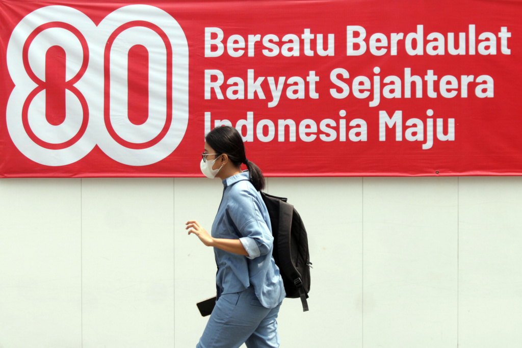 Sambut HUT ke-80 RI pernak-pernik poster HUT RI hiasi perkantoran dan jalan Sudirman (Ashar/SinPo.id)