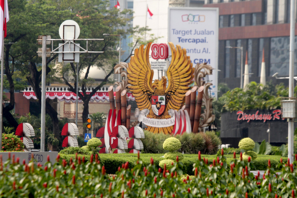 Sambut HUT ke-80 RI pernak-pernik poster HUT RI hiasi perkantoran dan jalan Sudirman (Ashar/SinPo.id)