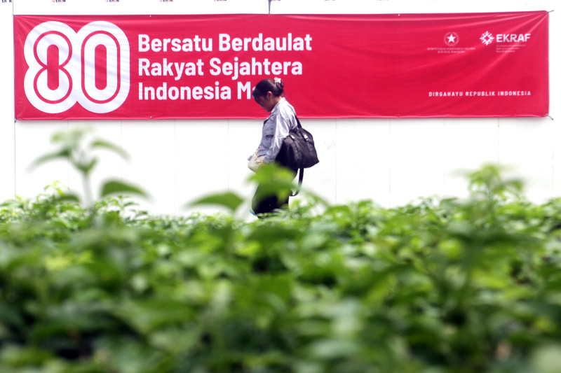 Sambut HUT ke-80 RI pernak-pernik poster HUT RI hiasi perkantoran dan jalan Sudirman (Ashar/SinPo.id)