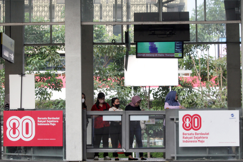 Sambut HUT ke-80 RI pernak-pernik poster HUT RI hiasi perkantoran dan jalan Sudirman (Ashar/SinPo.id)