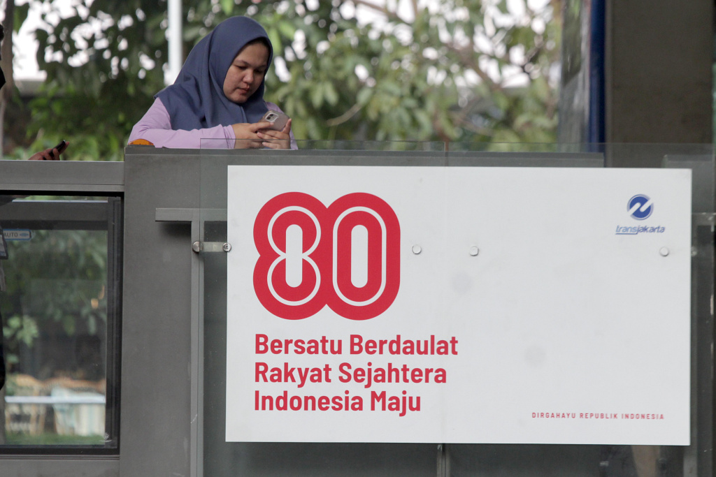 Sambut HUT ke-80 RI pernak-pernik poster HUT RI hiasi perkantoran dan jalan Sudirman (Ashar/SinPo.id)