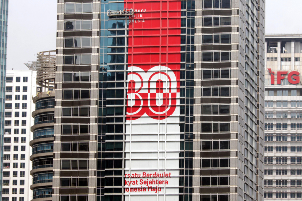 Sambut HUT ke-80 RI pernak-pernik poster HUT RI hiasi perkantoran dan jalan Sudirman (Ashar/SinPo.id)