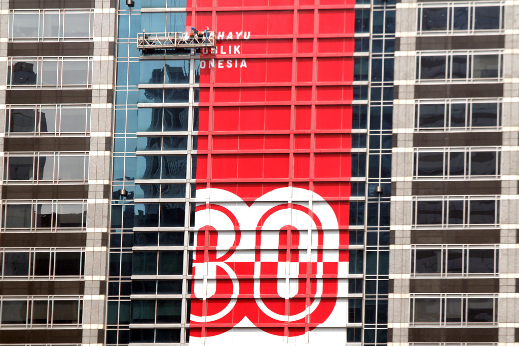 Sambut HUT ke-80 RI pernak-pernik poster HUT RI hiasi perkantoran dan jalan Sudirman (Ashar/SinPo.id)