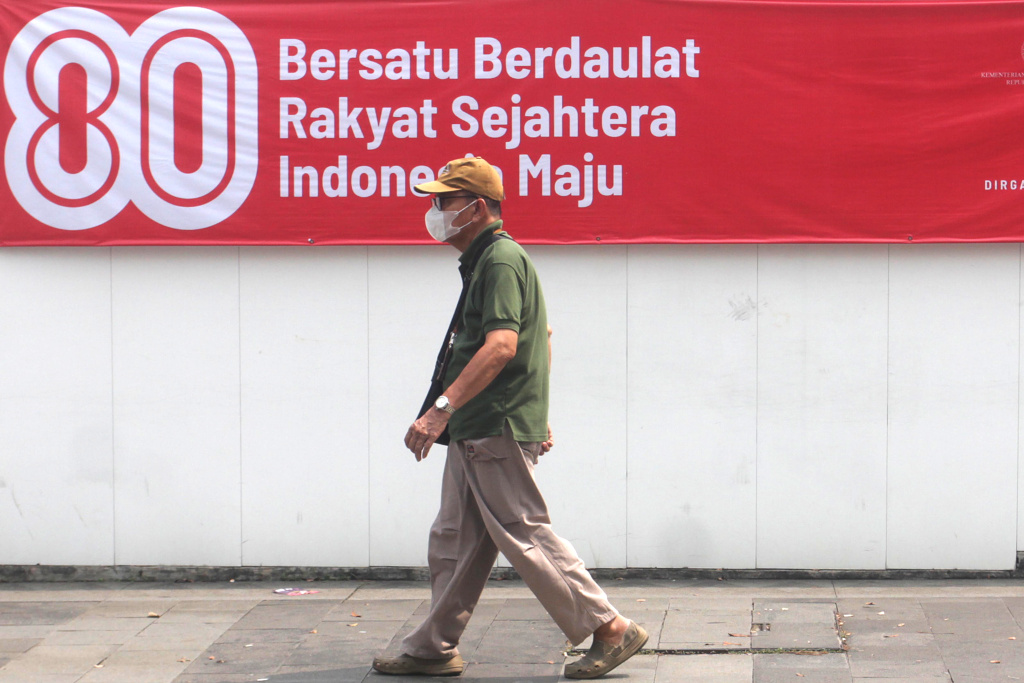 Sambut HUT ke-80 RI pernak-pernik poster HUT RI hiasi perkantoran dan jalan Sudirman (Ashar/SinPo.id)