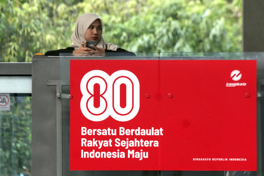 Sambut HUT ke-80 RI pernak-pernik poster HUT RI hiasi perkantoran dan jalan Sudirman (Ashar/SinPo.id)