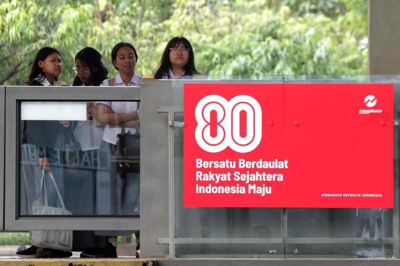 Sambut HUT ke-80 RI pernak-pernik poster HUT RI hiasi perkantoran dan jalan Sudirman (Ashar/SinPo.id)