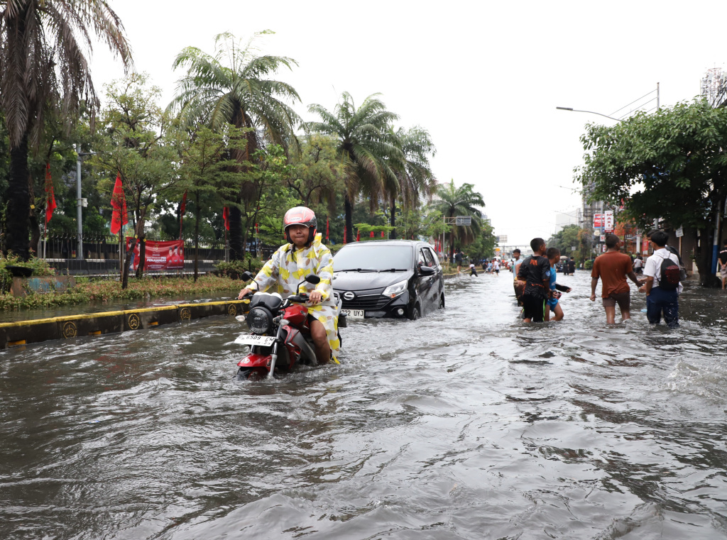 Hujan deras mengguyur Jakarta dari pagi menyebabkan banjir setinggi 40 cm di Jalang Gunung Sahari depan Mangga Dua Square (Ashar/SinPo.id)