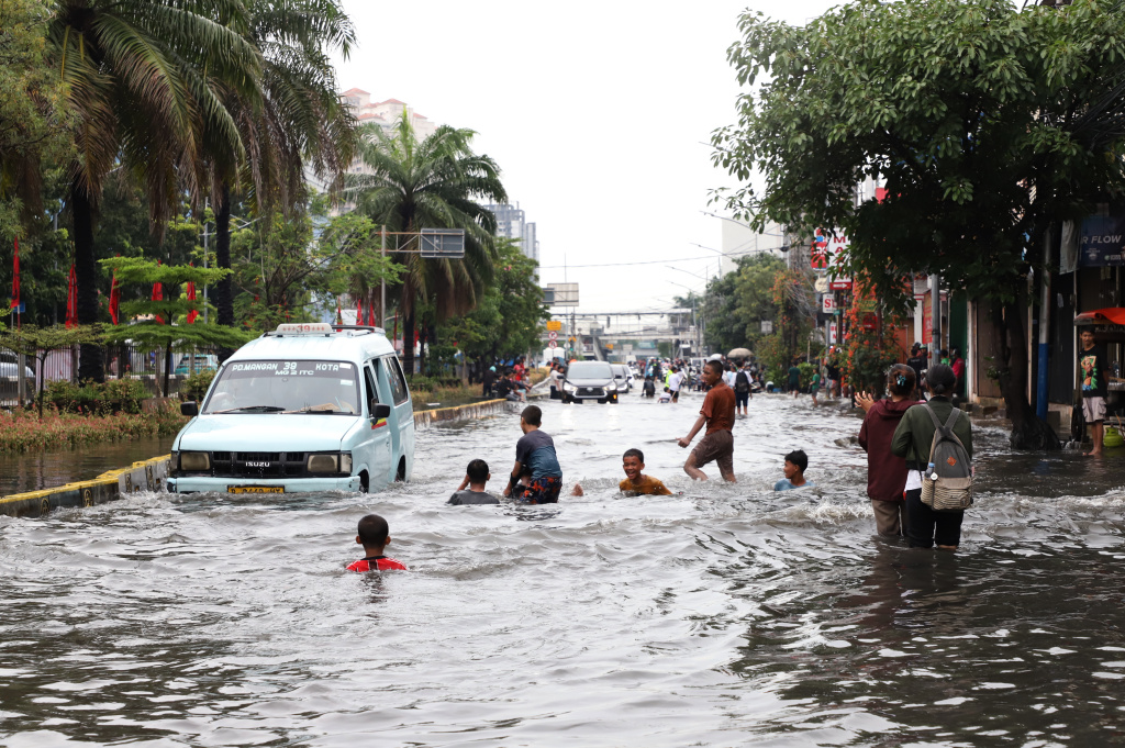 Hujan deras mengguyur Jakarta dari pagi menyebabkan banjir setinggi 40 cm di Jalang Gunung Sahari depan Mangga Dua Square (Ashar/SinPo.id)