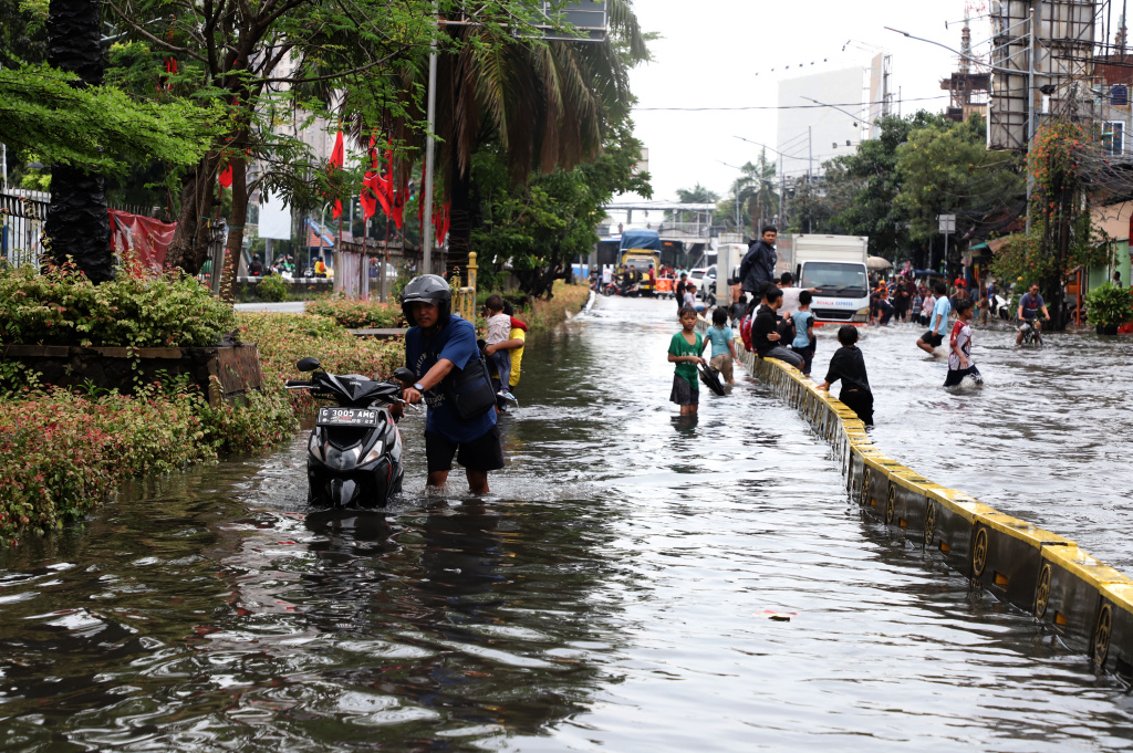 Hujan deras mengguyur Jakarta dari pagi menyebabkan banjir setinggi 40 cm di Jalang Gunung Sahari depan Mangga Dua Square (Ashar/SinPo.id)