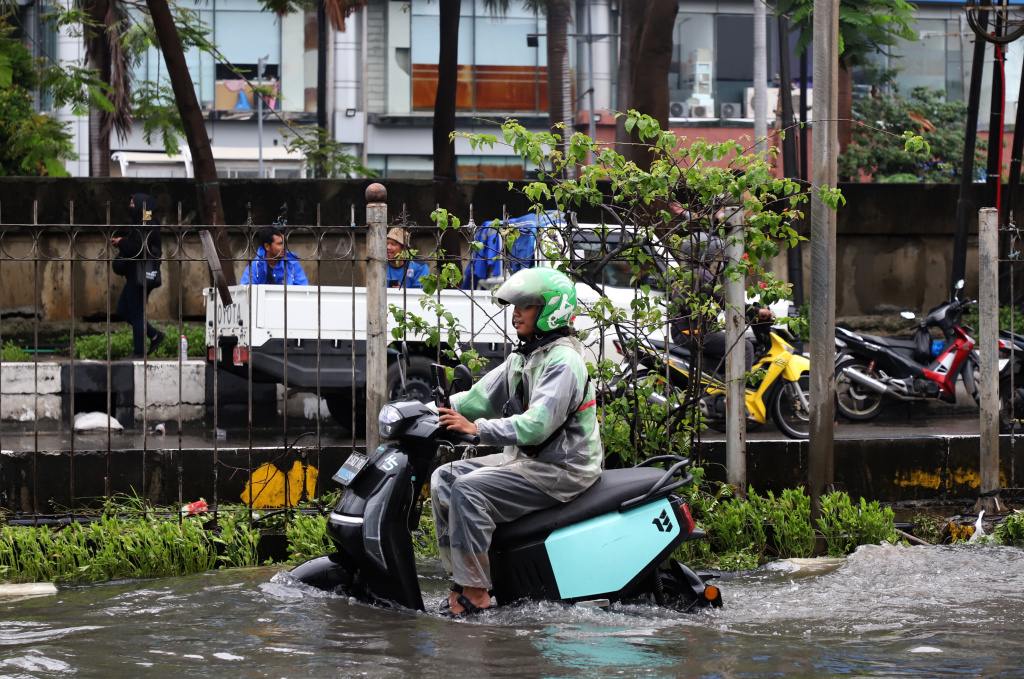 Hujan deras mengguyur Jakarta dari pagi menyebabkan banjir setinggi 40 cm di Jalang Gunung Sahari depan Mangga Dua Square (Ashar/SinPo.id)
