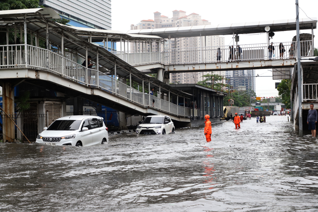 Hujan deras mengguyur Jakarta dari pagi menyebabkan banjir setinggi 40 cm di Jalang Gunung Sahari depan Mangga Dua Square (Ashar/SinPo.id)