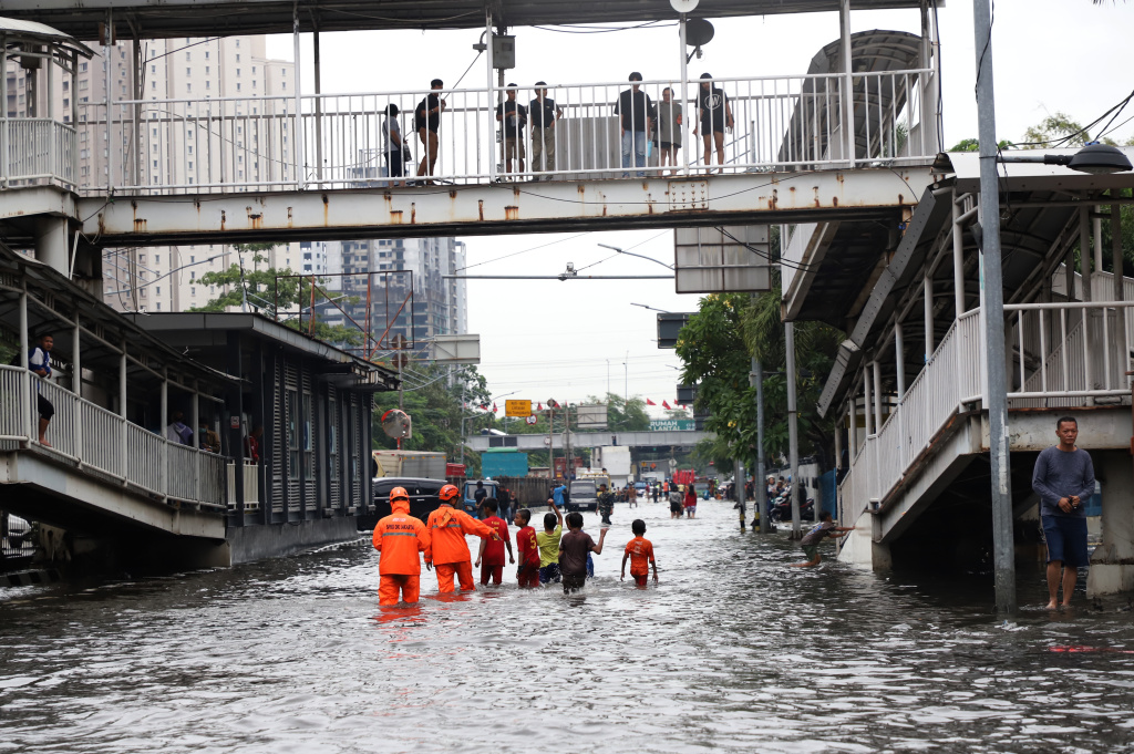 Hujan deras mengguyur Jakarta dari pagi menyebabkan banjir setinggi 40 cm di Jalang Gunung Sahari depan Mangga Dua Square (Ashar/SinPo.id)