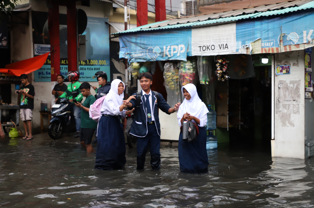 Hujan deras mengguyur Jakarta dari pagi menyebabkan banjir setinggi 40 cm di Jalang Gunung Sahari depan Mangga Dua Square (Ashar/SinPo.id)