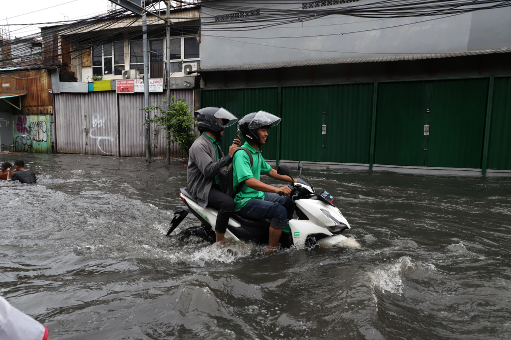 Hujan deras mengguyur Jakarta dari pagi menyebabkan banjir setinggi 40 cm di Jalang Gunung Sahari depan Mangga Dua Square (Ashar/SinPo.id)