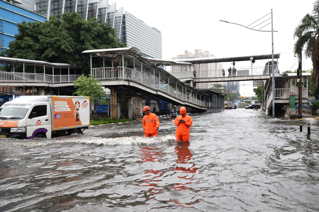Hujan deras mengguyur Jakarta dari pagi menyebabkan banjir setinggi 40 cm di Jalang Gunung Sahari depan Mangga Dua Square (Ashar/SinPo.id)