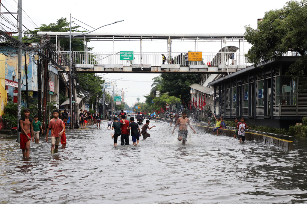 Hujan deras mengguyur Jakarta dari pagi menyebabkan banjir setinggi 40 cm di Jalang Gunung Sahari depan Mangga Dua Square (Ashar/SinPo.id)
