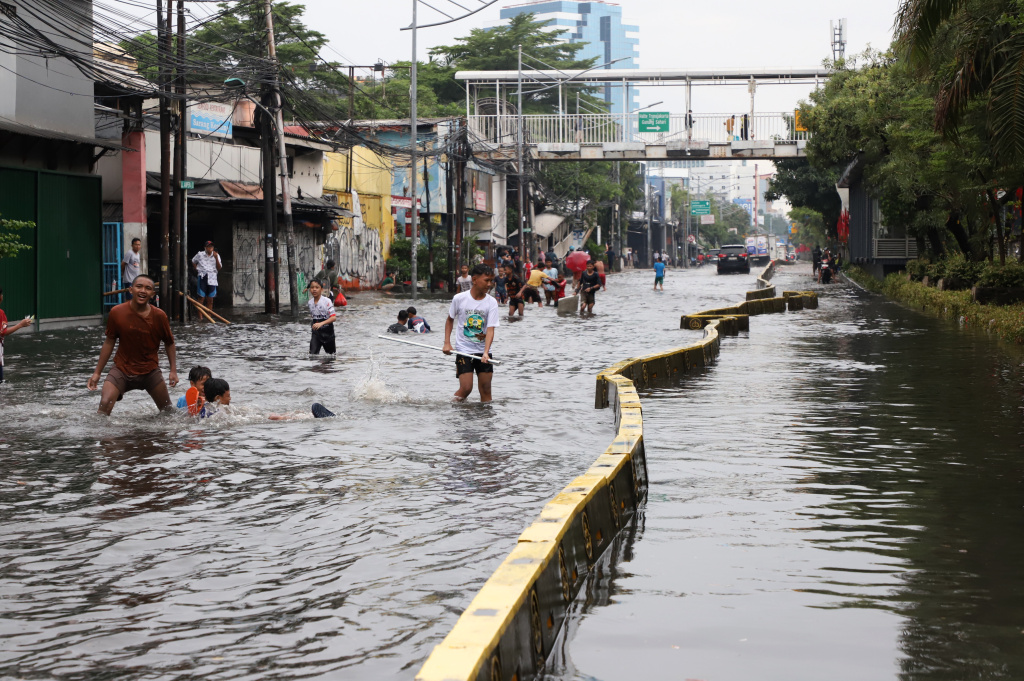 Hujan deras mengguyur Jakarta dari pagi menyebabkan banjir setinggi 40 cm di Jalang Gunung Sahari depan Mangga Dua Square (Ashar/SinPo.id)