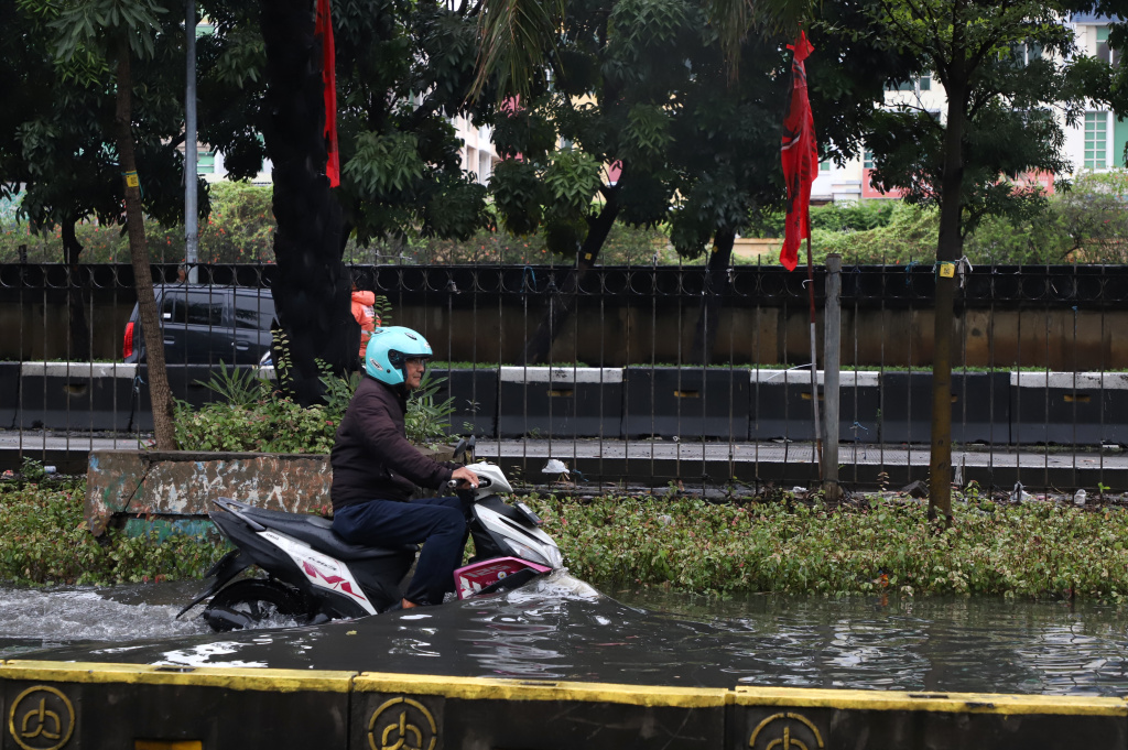Hujan deras mengguyur Jakarta dari pagi menyebabkan banjir setinggi 40 cm di Jalang Gunung Sahari depan Mangga Dua Square (Ashar/SinPo.id)
