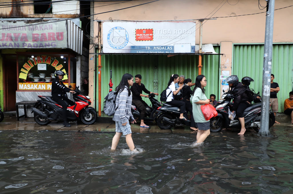 Hujan deras mengguyur Jakarta dari pagi menyebabkan banjir setinggi 40 cm di Jalang Gunung Sahari depan Mangga Dua Square (Ashar/SinPo.id)