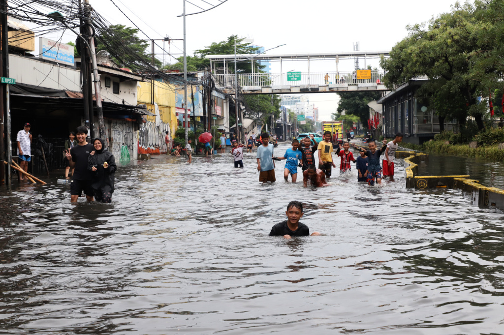 Hujan deras mengguyur Jakarta dari pagi menyebabkan banjir setinggi 40 cm di Jalang Gunung Sahari depan Mangga Dua Square (Ashar/SinPo.id)