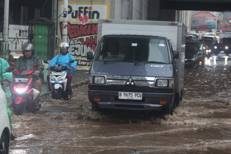 Hujan deras yang mengguyur Jakarta mengakibatkan terjadinya banjir setinggi 50 cm dikawasan Cipulir (Ashar/SinPo.id)