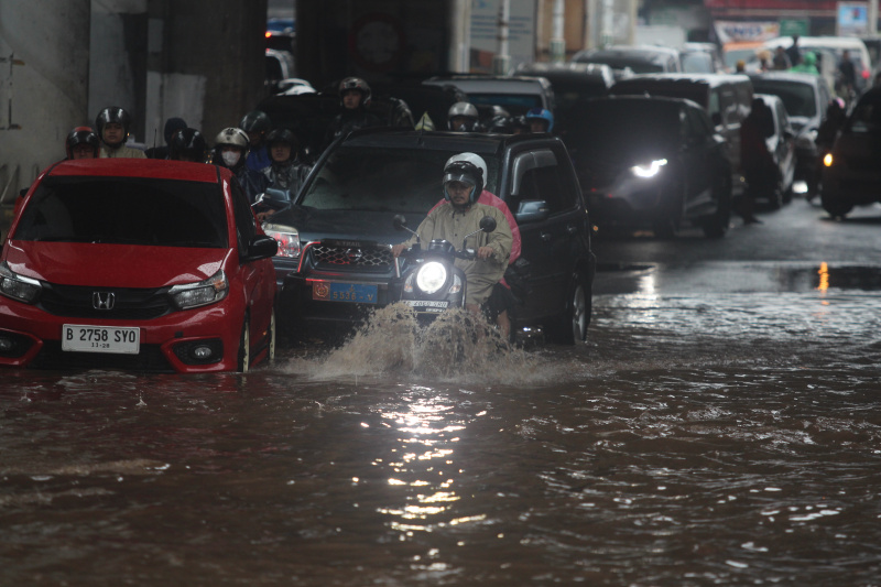 Hujan deras yang mengguyur Jakarta mengakibatkan terjadinya banjir setinggi 50 cm dikawasan Cipulir (Ashar/SinPo.id)