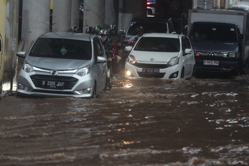 Hujan deras yang mengguyur Jakarta mengakibatkan terjadinya banjir setinggi 50 cm dikawasan Cipulir (Ashar/SinPo.id)