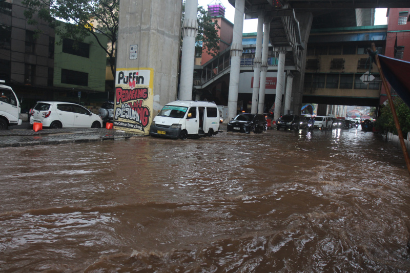 Hujan deras yang mengguyur Jakarta mengakibatkan terjadinya banjir setinggi 50 cm dikawasan Cipulir (Ashar/SinPo.id)