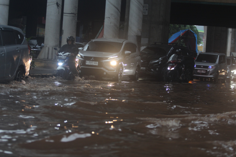 Hujan deras yang mengguyur Jakarta mengakibatkan terjadinya banjir setinggi 50 cm dikawasan Cipulir (Ashar/SinPo.id)