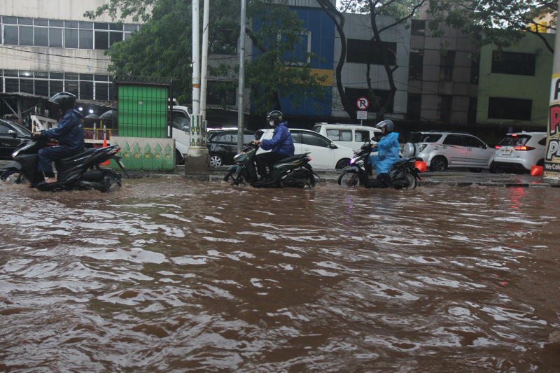 Hujan deras yang mengguyur Jakarta mengakibatkan terjadinya banjir setinggi 50 cm dikawasan Cipulir (Ashar/SinPo.id)