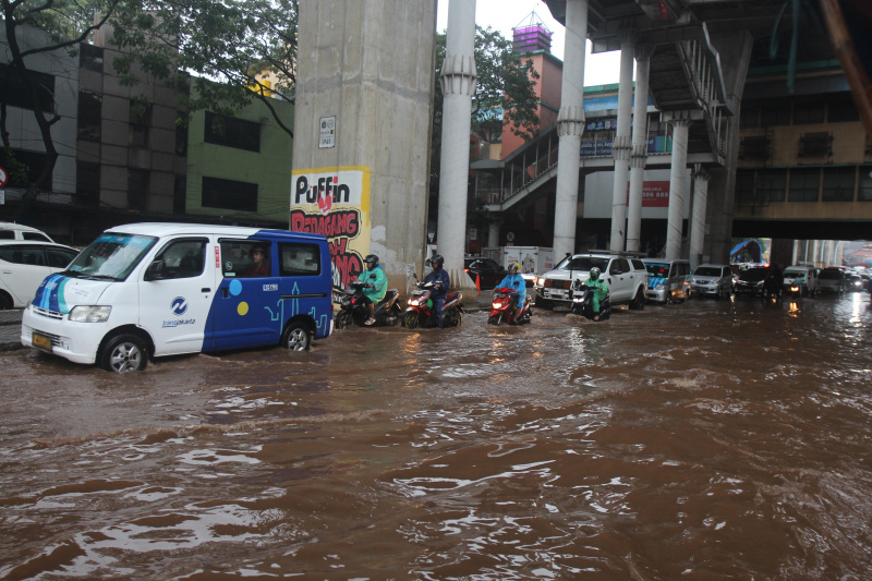 Hujan deras yang mengguyur Jakarta mengakibatkan terjadinya banjir setinggi 50 cm dikawasan Cipulir (Ashar/SinPo.id)