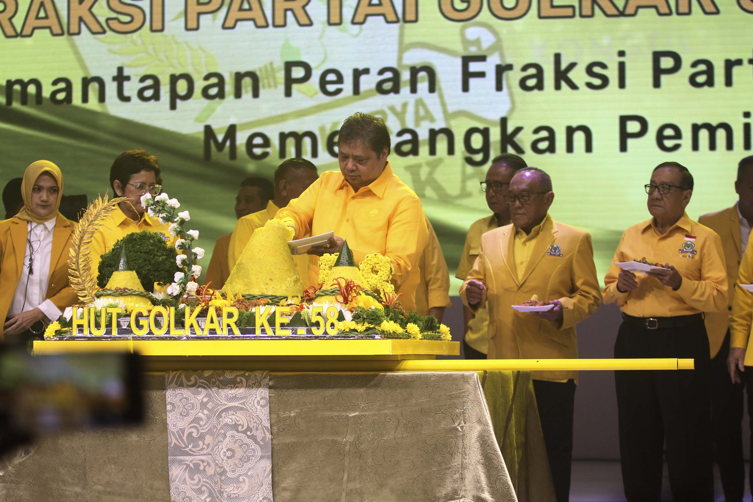 Ketua Umum DPP Partai Golkar Airlangga saat menyambut HUT Partai Golkar yang ke-58 di JIEXPO Kemayoran (Ashar/SinPo.id)