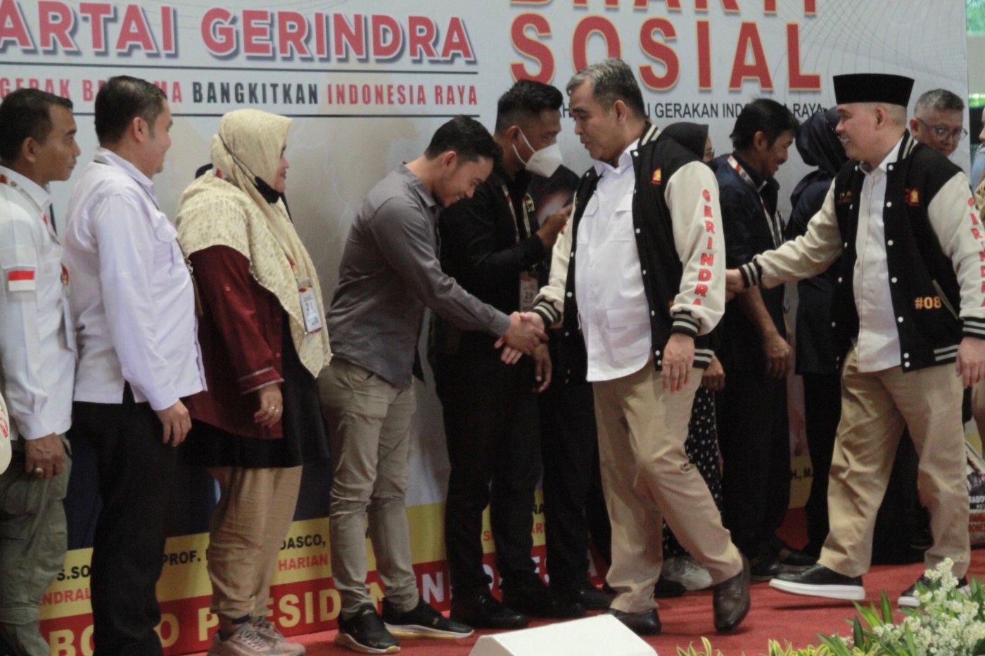 Fraksi Gerindra DPR menyambut HUT Gerindra Ke-15 menggelar lomba hias tumpeng Gerindra dan kegiatan bhakti sosial membagikan sembako (Ashar/SinPo.id)