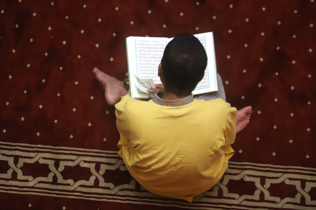 Umat muslim sedang melaksanakan ibadah Itikaf 10 hari terakhir ramadan di Masjid Istiqlal (Ashar/SinPo.id)