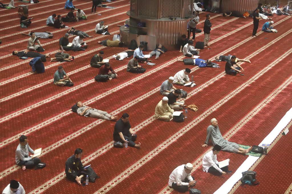 Umat muslim sedang melaksanakan ibadah Itikaf 10 hari terakhir ramadan di Masjid Istiqlal (Ashar/SinPo.id)