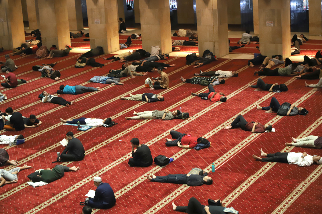 Umat muslim sedang melaksanakan ibadah Itikaf 10 hari terakhir ramadan di Masjid Istiqlal (Ashar/SinPo.id)
