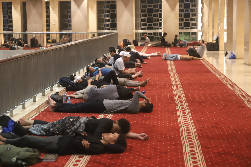 Umat muslim sedang melaksanakan ibadah Itikaf 10 hari terakhir ramadan di Masjid Istiqlal (Ashar/SinPo.id)