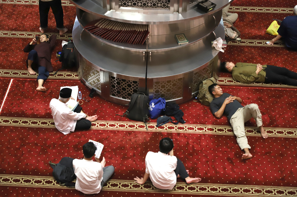 Umat muslim sedang melaksanakan ibadah Itikaf 10 hari terakhir ramadan di Masjid Istiqlal (Ashar/SinPo.id)