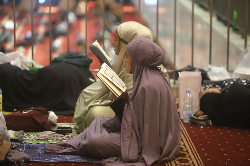 Umat muslim sedang melaksanakan ibadah Itikaf 10 hari terakhir ramadan di Masjid Istiqlal (Ashar/SinPo.id)