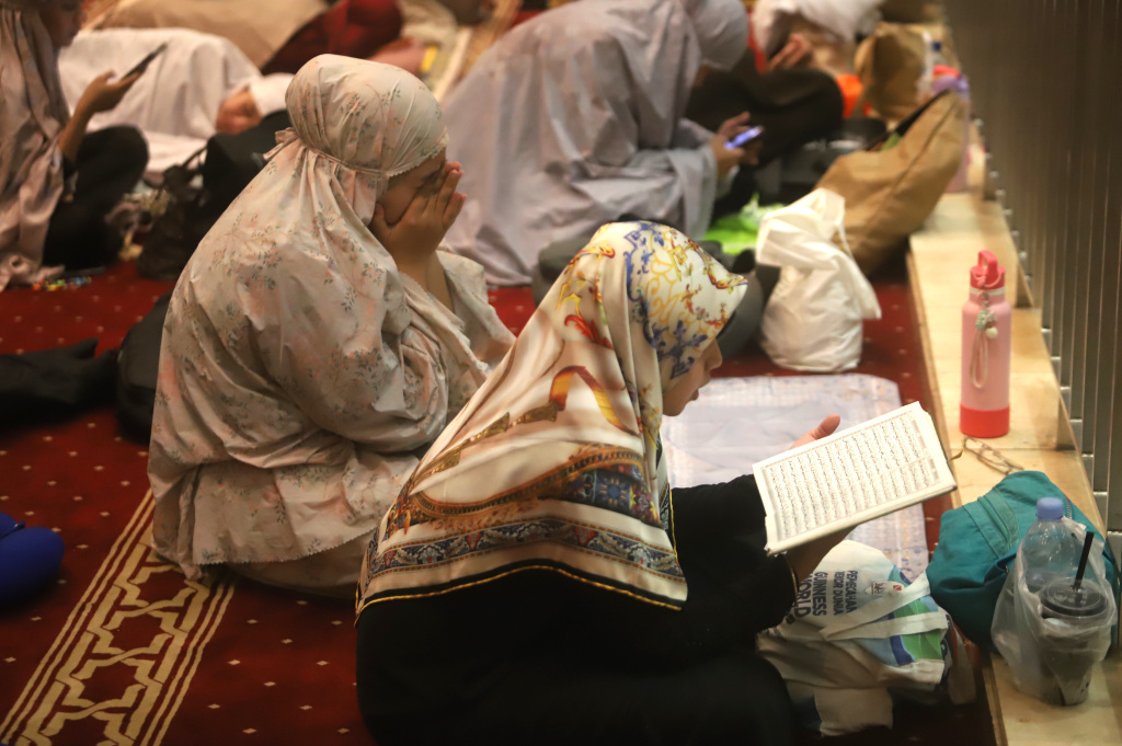 Umat muslim sedang melaksanakan ibadah Itikaf 10 hari terakhir ramadan di Masjid Istiqlal (Ashar/SinPo.id)