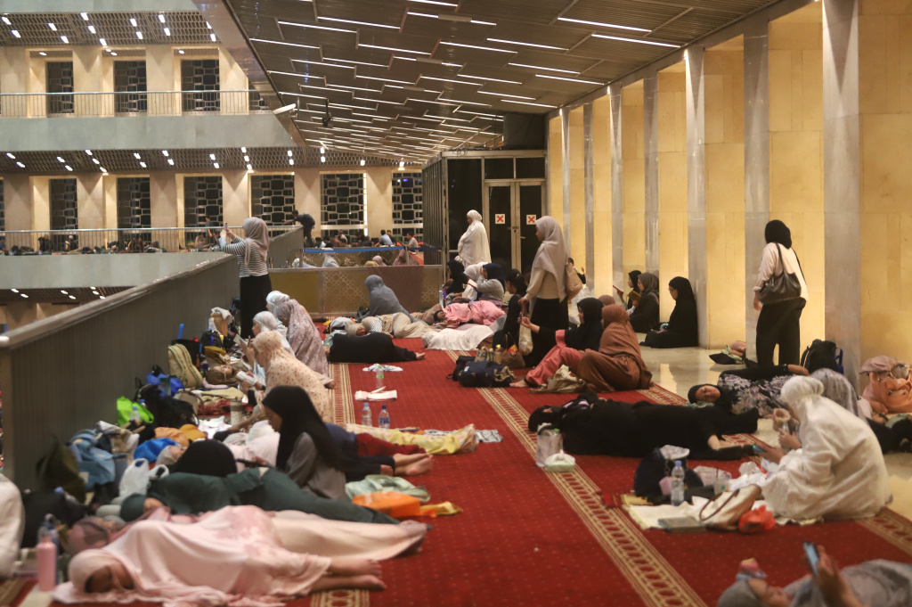 Umat muslim sedang melaksanakan ibadah Itikaf 10 hari terakhir ramadan di Masjid Istiqlal (Ashar/SinPo.id)