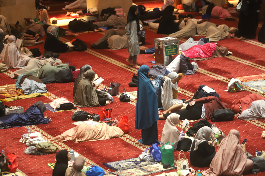 Umat muslim sedang melaksanakan ibadah Itikaf 10 hari terakhir ramadan di Masjid Istiqlal (Ashar/SinPo.id)