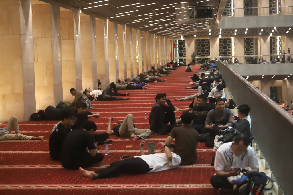 Umat muslim sedang melaksanakan ibadah Itikaf 10 hari terakhir ramadan di Masjid Istiqlal (Ashar/SinPo.id)