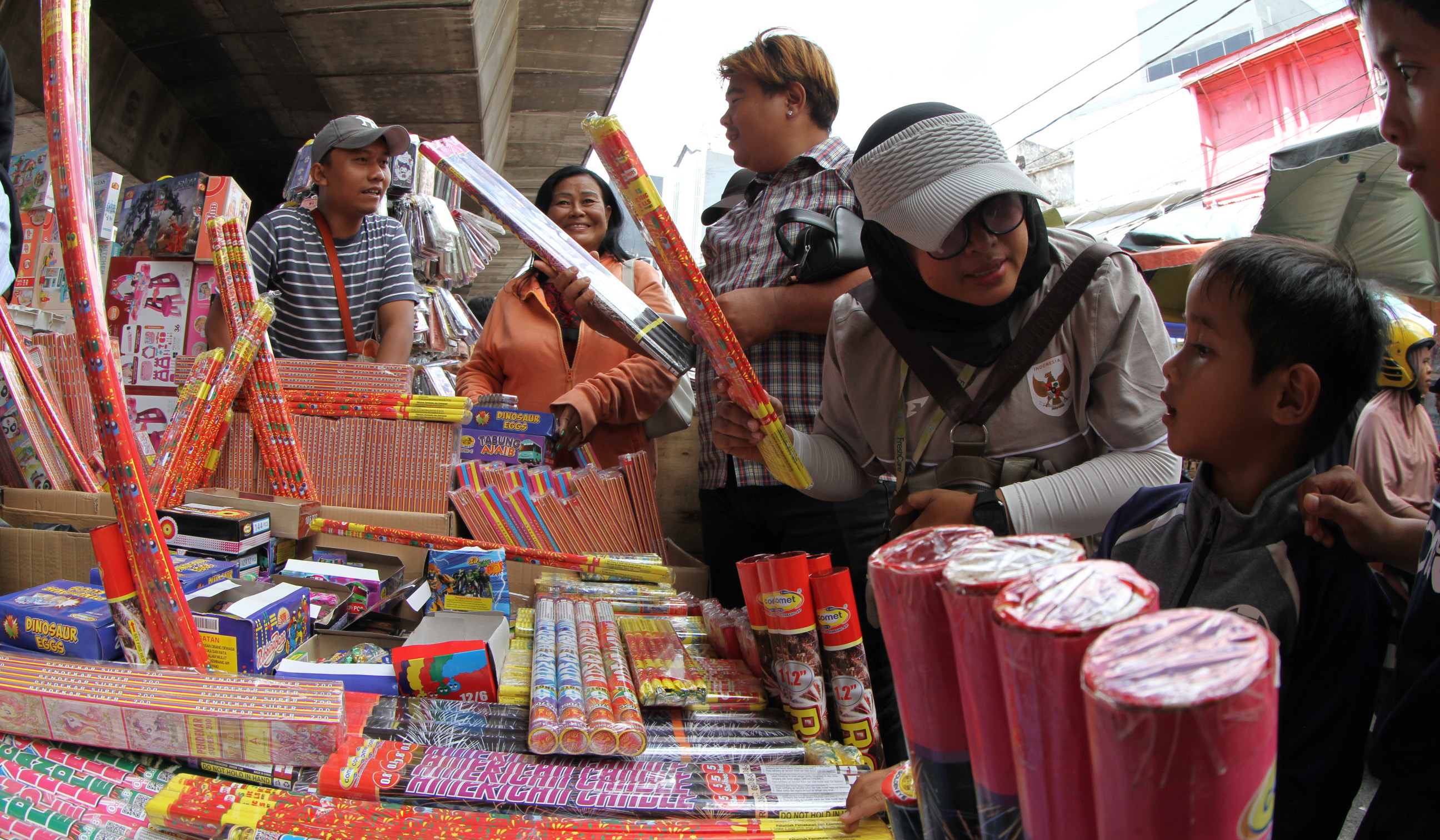 Pedagang petasan Pasar Asemka. (Agus Priatna/SinPo.id)