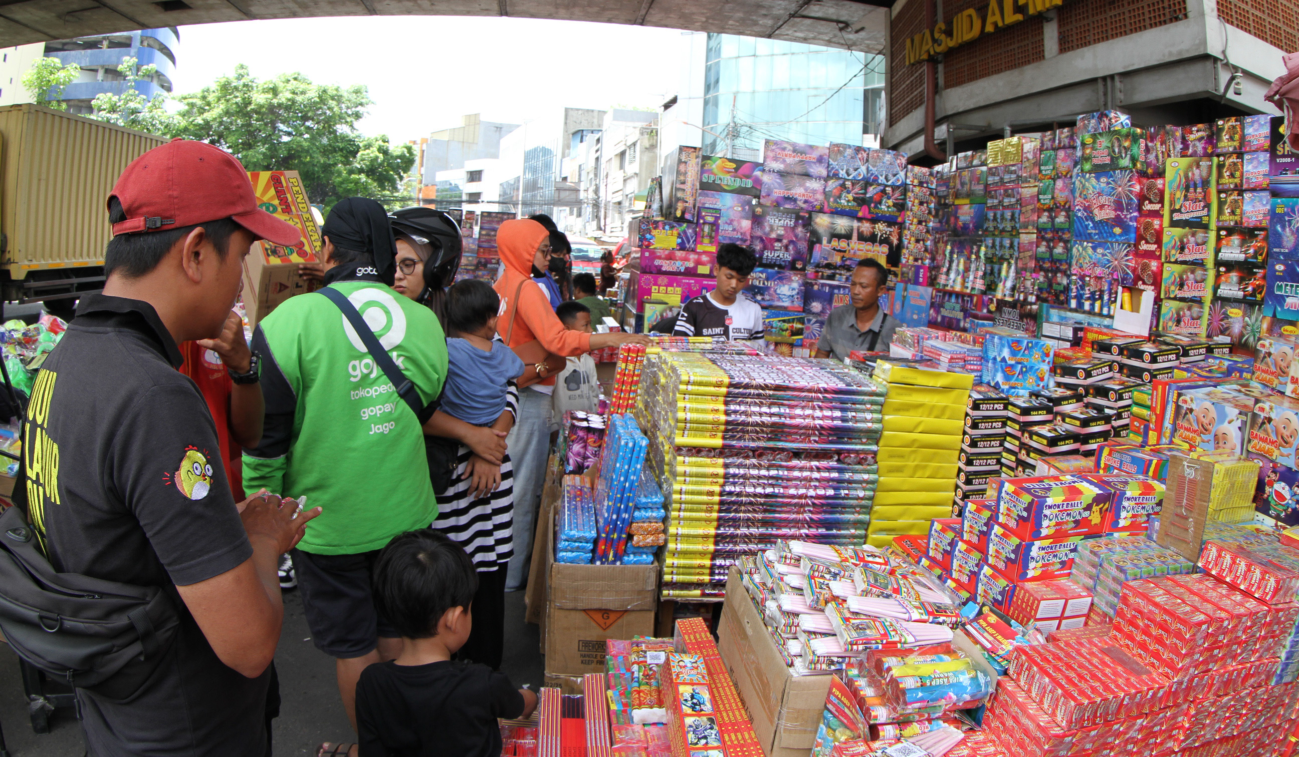 Pedagang petasan Pasar Asemka. (Agus Priatna/SinPo.id)