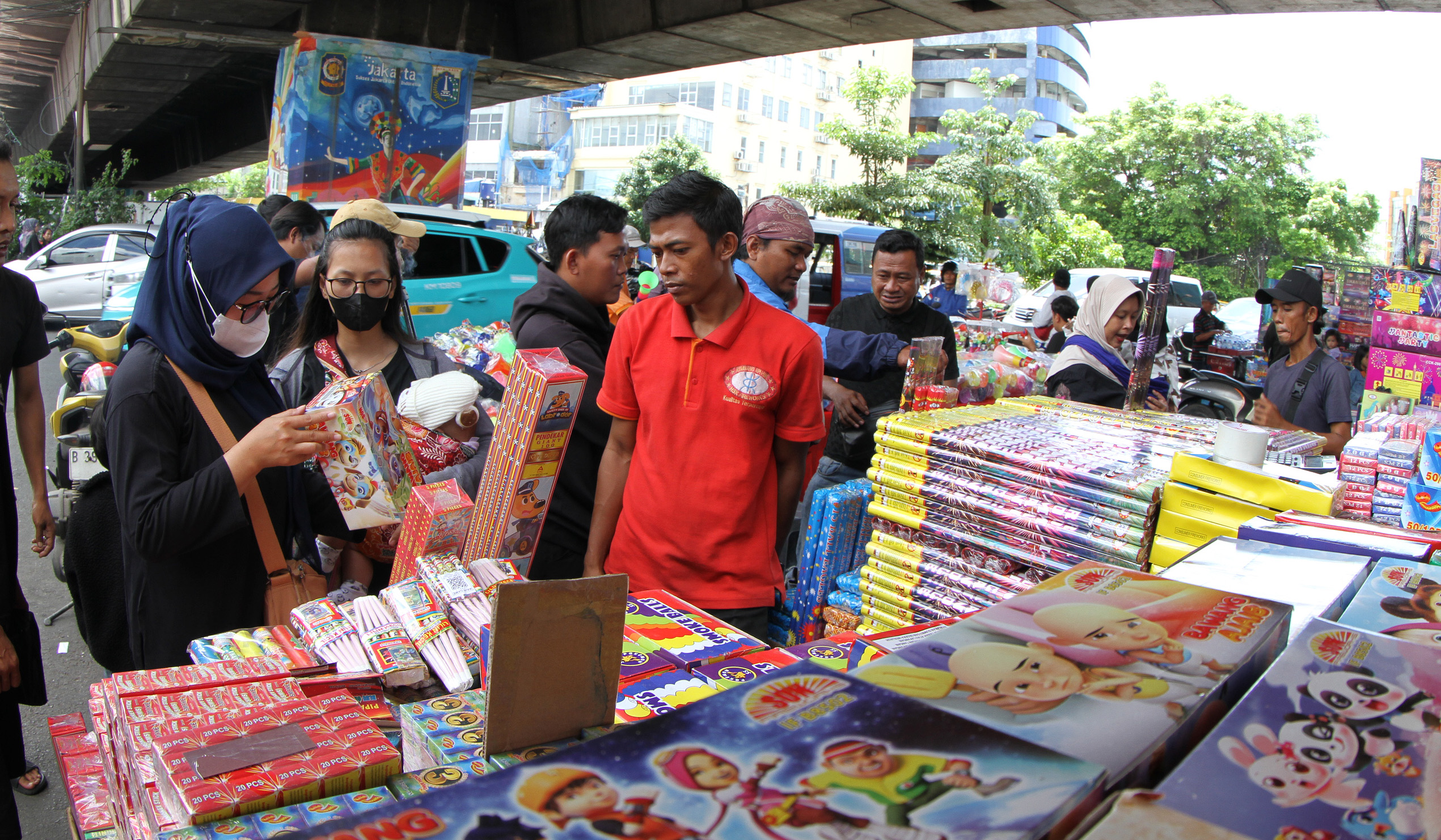 Pedagang petasan Pasar Asemka. (Agus Priatna/SinPo.id)