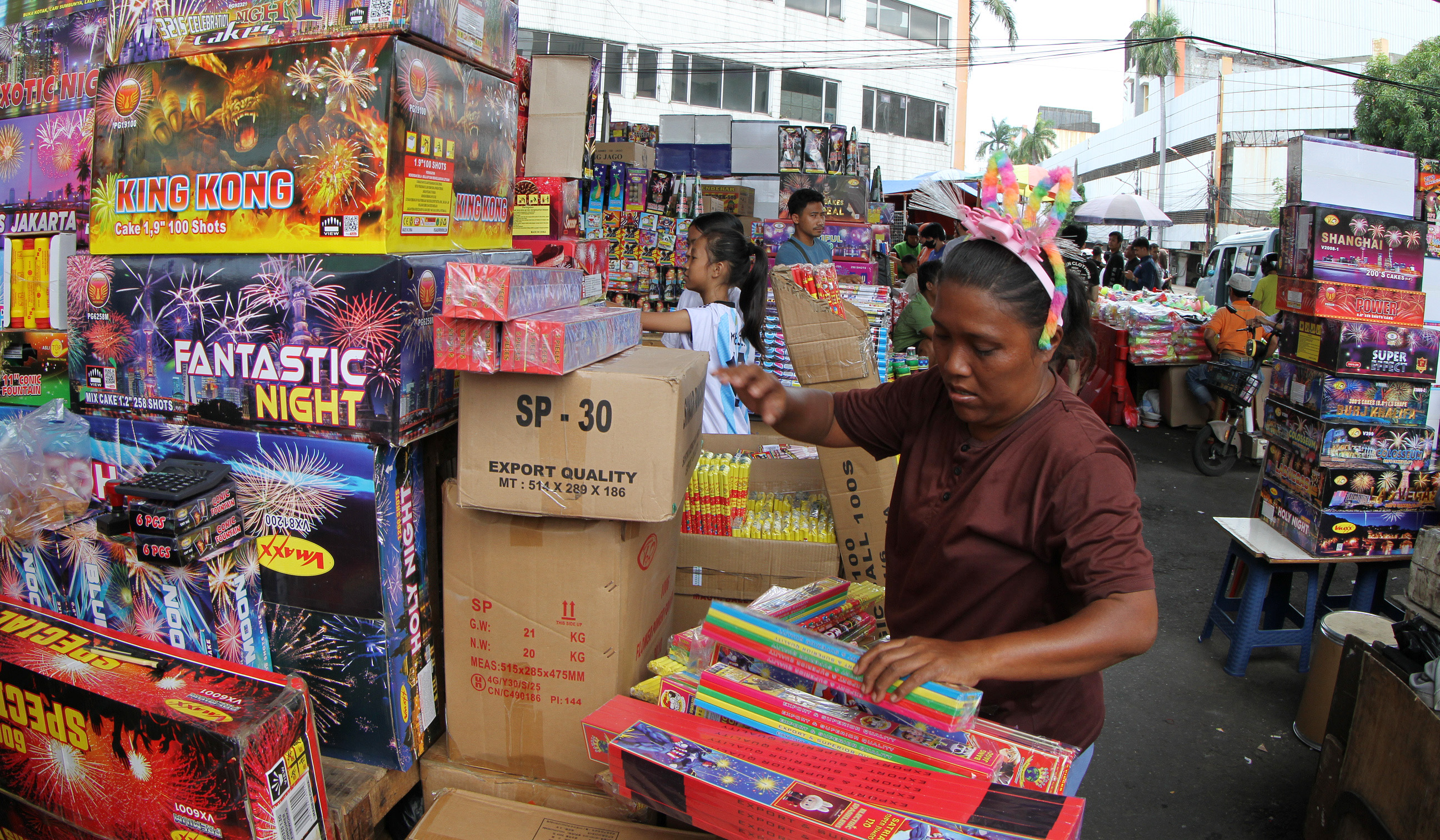 Pedagang petasan Pasar Asemka. (Agus Priatna/SinPo.id)