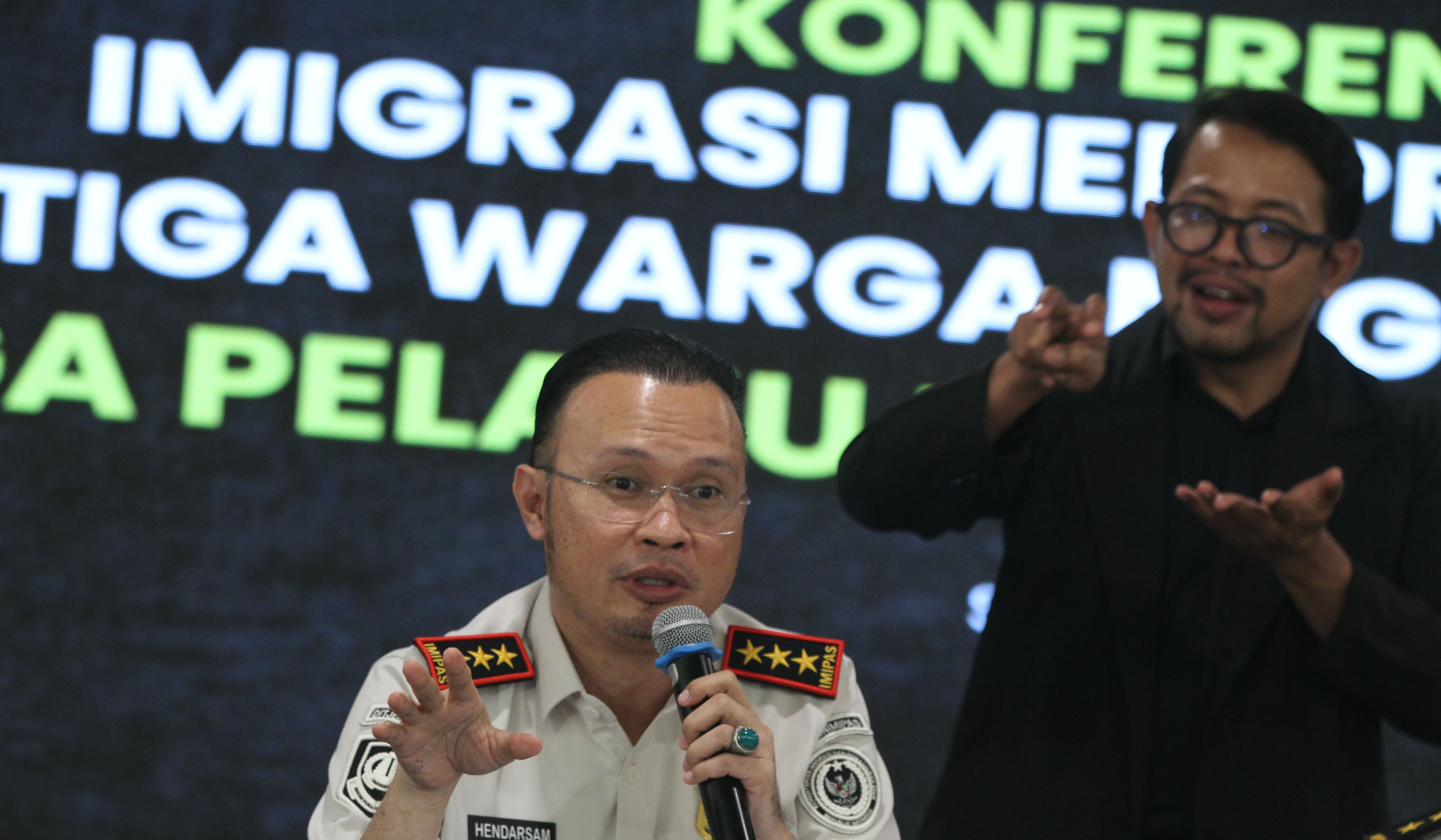 Konferensi pers penangkapan 3 WNA Pakistan. (Agus Priatna/SinPo.id)