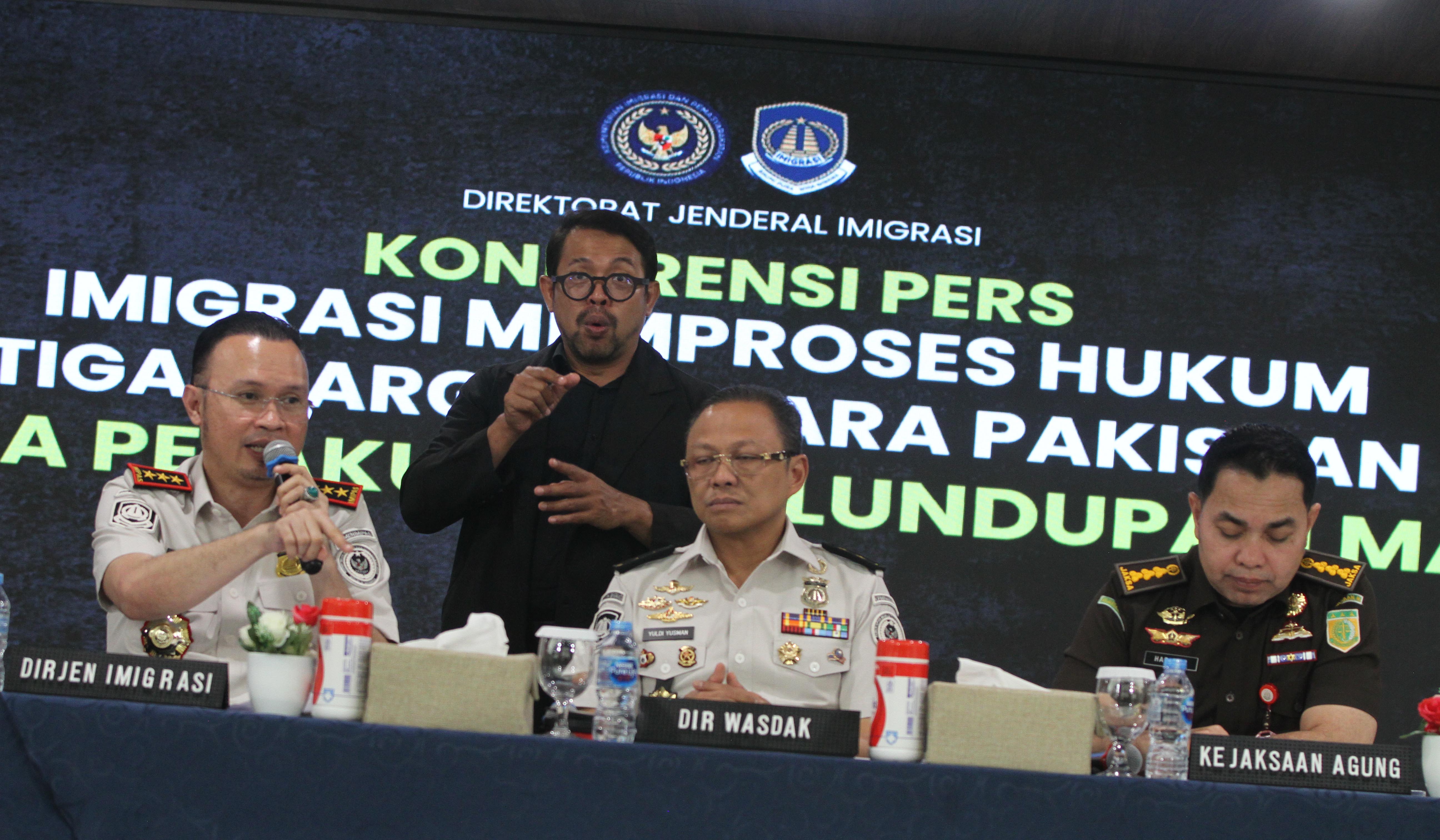 Konferensi pers penangkapan 3 WNA Pakistan. (Agus Priatna/SinPo.id)