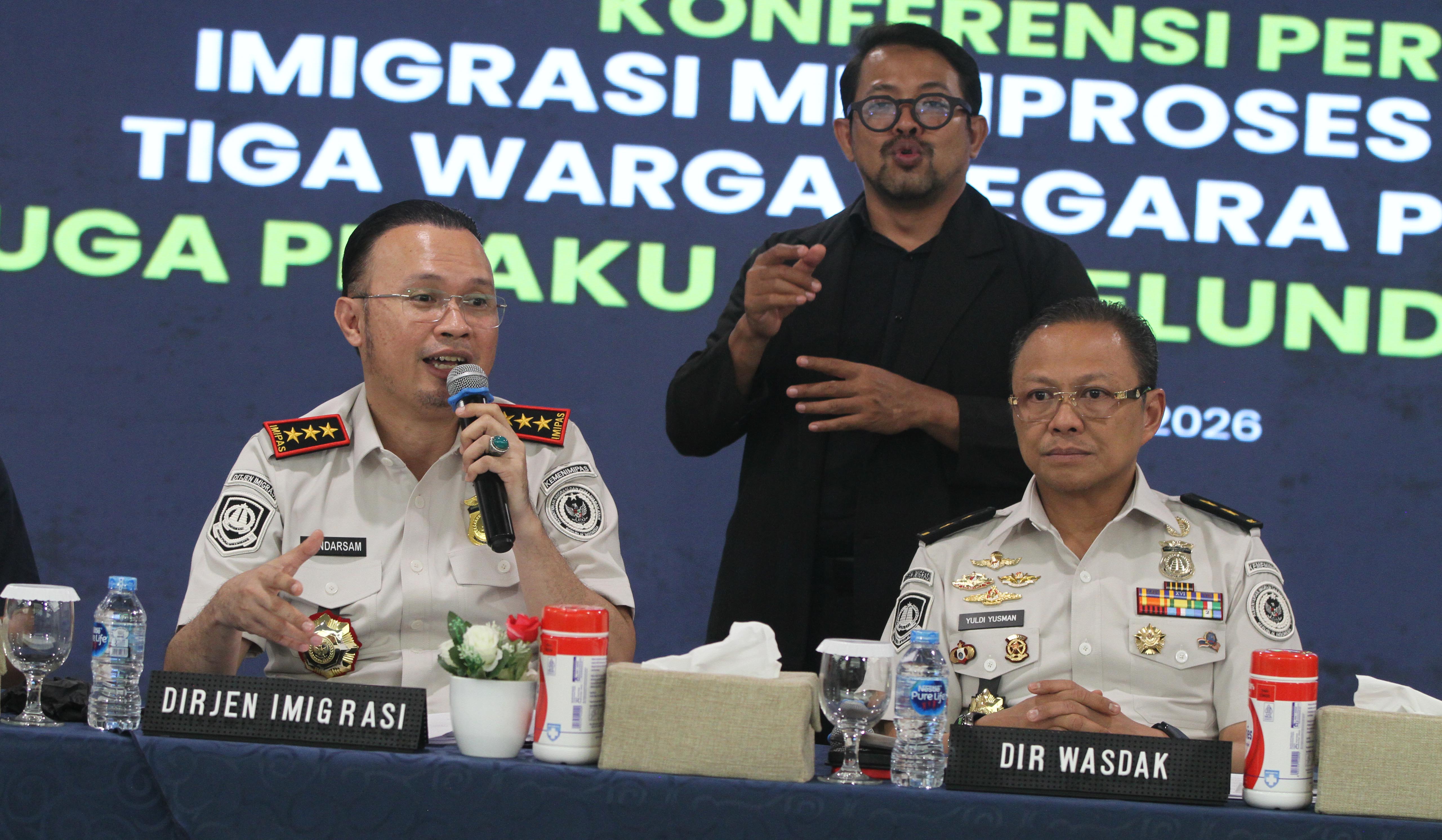 Konferensi pers penangkapan 3 WNA Pakistan. (Agus Priatna/SinPo.id)